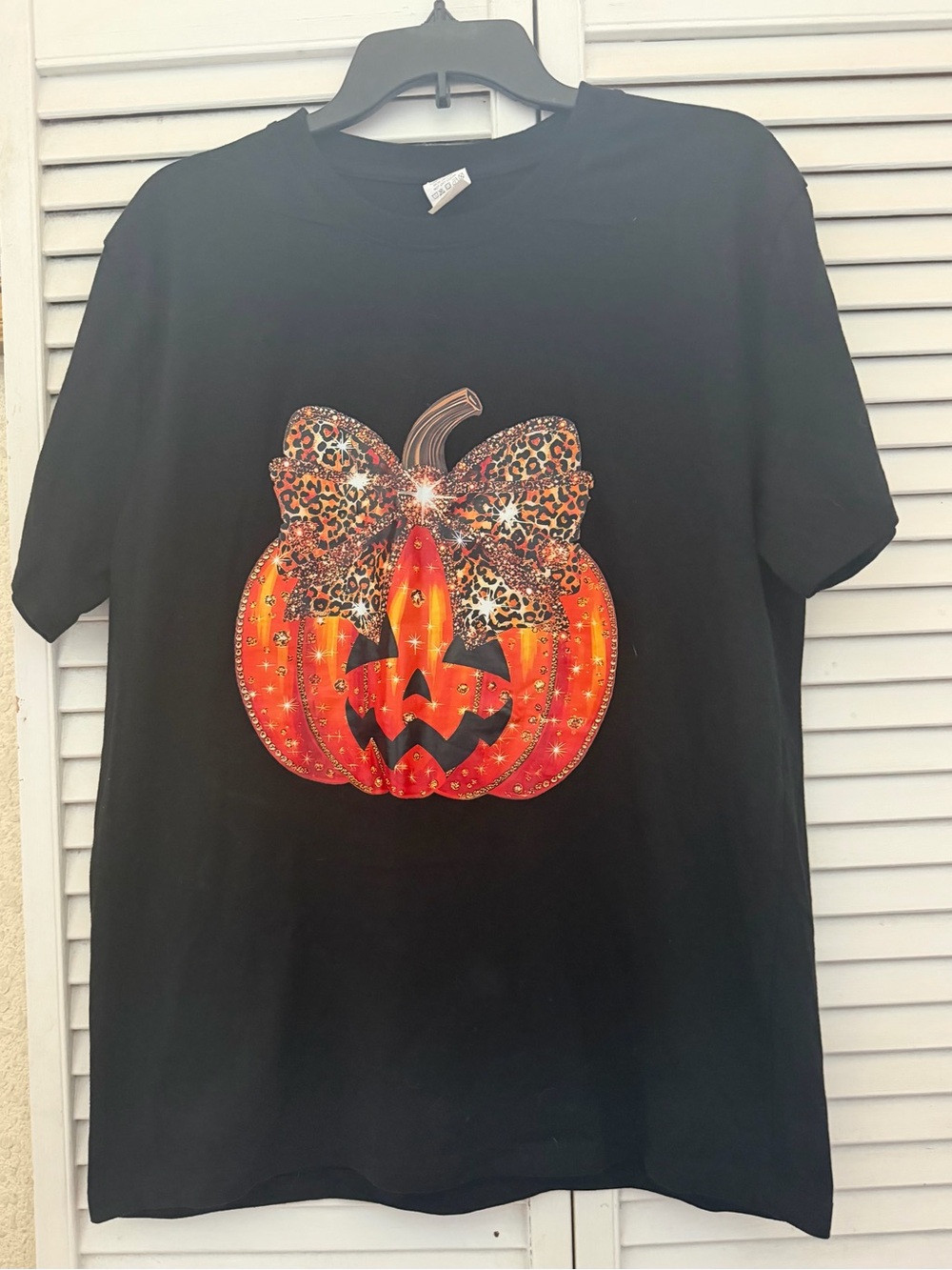 Chic Boutique Black Short-Sleeve Tee with Leopard Bow Pumpkin Graphic